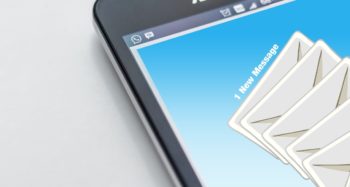 tela de celular com mensagens ilustrando o que é um spam