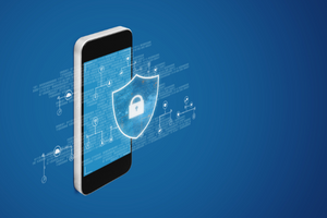 Smartphone com escudo e cadeado, simbolizando A MFA (Autenticação Multifator) e segurança de acesso digital