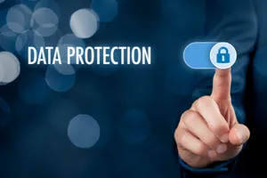 Mão acionando botão digital com ícone de cadeado, simbolizando segurança da informação e DLP (Data Loss Prevention).